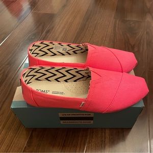 TOMS Alpargeta Heritage pink slip ons. NEW!